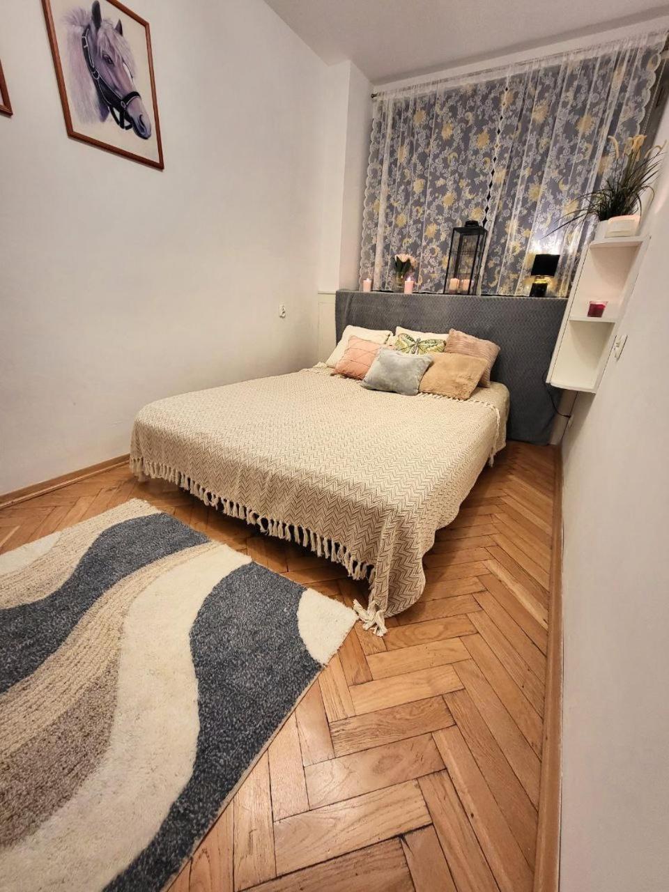 View Apartments And Rooms Varşovia Exterior foto